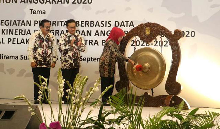 Gubernur Khofifah Indar Parawansa memukul gong pada acara Konsolidasi Perencanaan dan Penganggaran II Program Kependudukan, Keluarga Berencana, dan Pembangunan Keluarga Tahun Anggaran 2020 di Hotel Grand Mercure, Surabaya, Senin (16/9). foto: istimewa/ bangsaonline.com