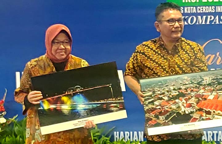 Wali Kota Surabaya Tri Rismaharini menerima penghargaan.