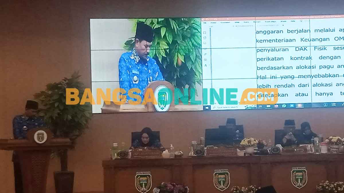 Wali Kota Madiun, Maidi, ketika menyampaikan jawaban atas pertanyaan para fraksi dalam rapat paripurna. Foto: HENDRO SUHARTONO/BANGSAONLINE