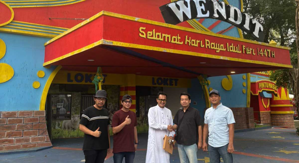 Manajemen New Wisata Wendit saat foto bersama.