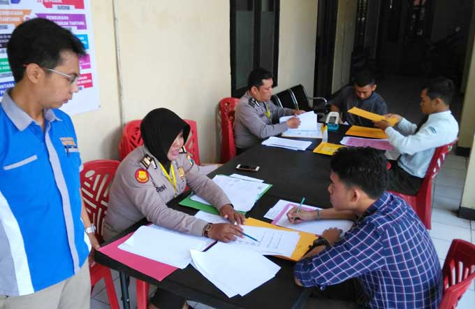 Tampak salah satu pendaftar calon angggota Polri. foto: ARIF K/ BANGSAONLINE