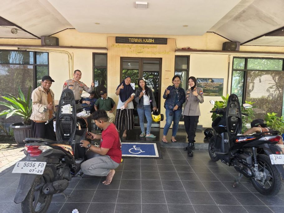 Polsek Mulyorejo saat melakukan layanan pembagikan dan pemasangan alarm antimaling gratis