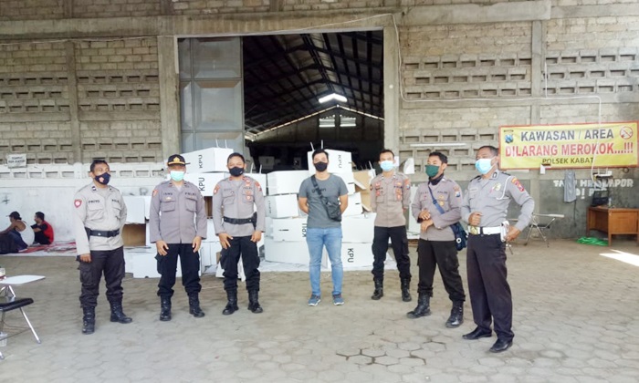 Polisi sedang berjaga di Gudang Logistik KPU Banyuwangi.