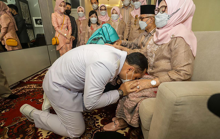 Sungkem ke Orang Tua Jelang Pelantikan, Eri Dibekali Alfatihah