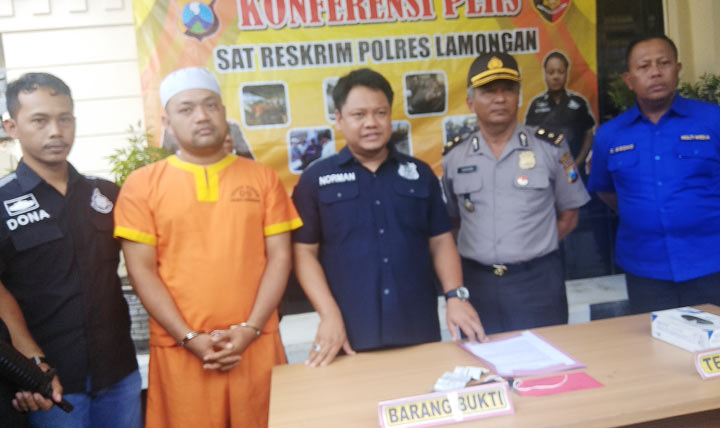 Kasatreskrim AKP Wahyu Norman Hidayat (tengah) saat menghadirkan tersangka dalam pers rilis di Mapolres Lamongan. foto: NUR QOMAR/ BANGSAONLINE