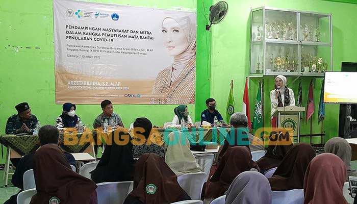 Arzeti Bilbina saat membuka sosialisasi pencegahan Covid-19 di SMK Plus NU Sidoarjo. Foto: MUSTAIN/BANGSAONLINE