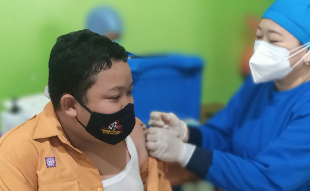 Salah satu siswa SMPN 13 Kota Madiun saat disuntik vaksin.