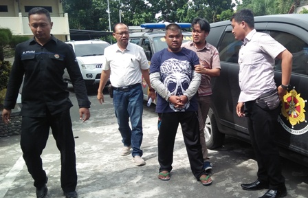 Pelaku saat digelandang ke Mapolresta Blitar. foto: akina/ bangsaonline
