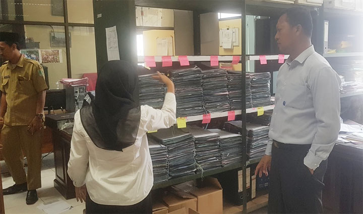 Berkas pengajuan e-KTP di Dispendukcapil Pasuruan yang menumpuk.