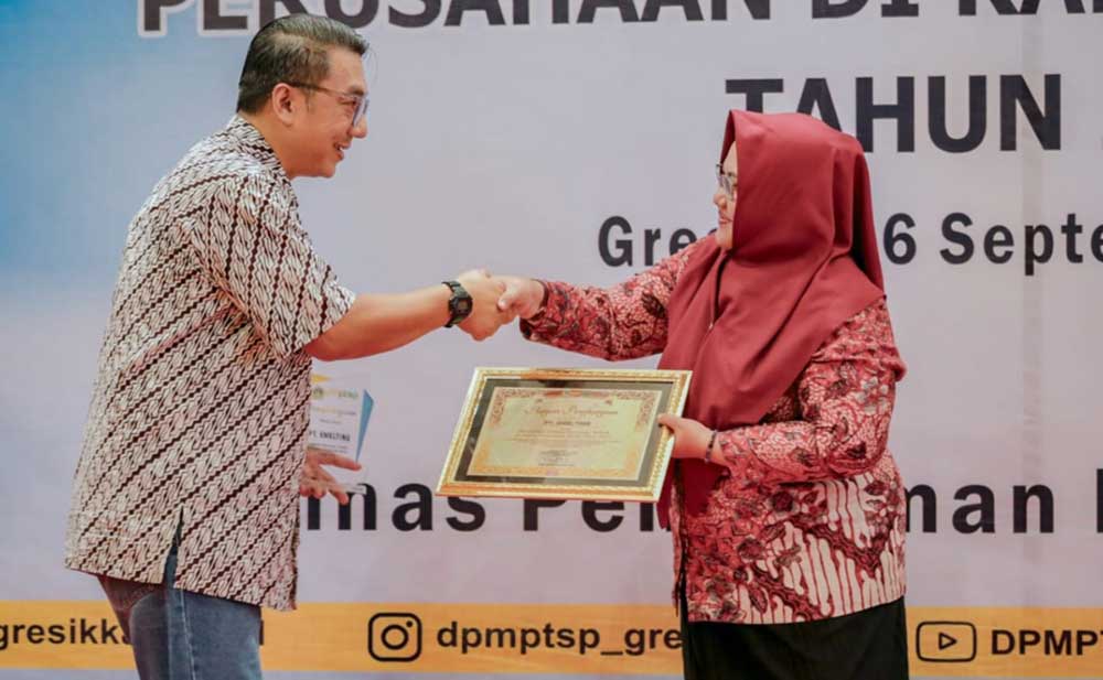 Plt Bupati Gresik, Aminatun Habibah (kanan) menyerahkan penghargaan kepada GA Manager PT Smelting, Indra SW Junor. Foto: Ist.