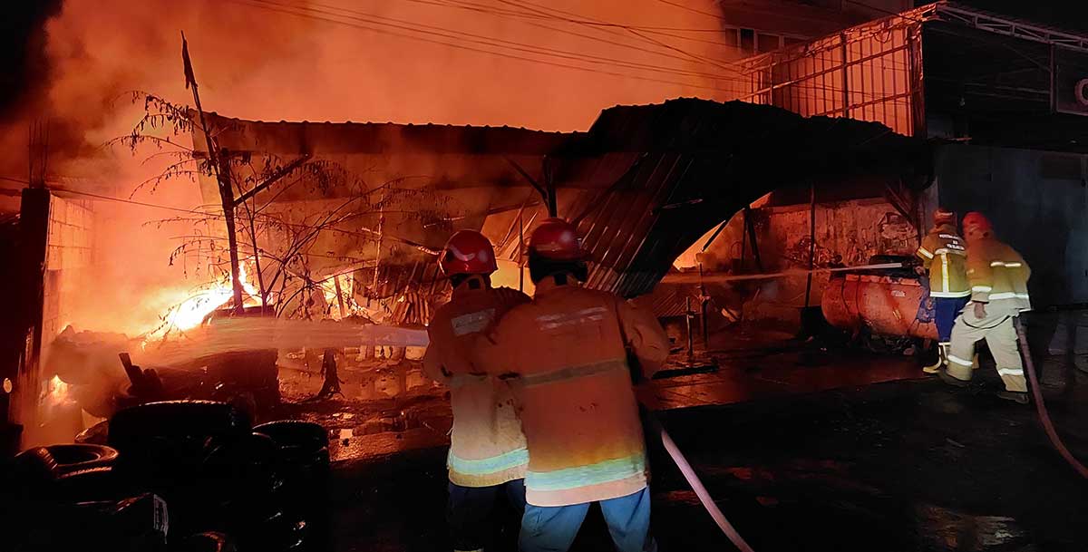 Petugas Damkar Gresik saat berusaha memadamkan api yang menghanguskan sebuah bengkel tambal ban di Dusun Sidomulyo RT 02/RW 01, Desa Hulaan, Kecamatan Menganti.