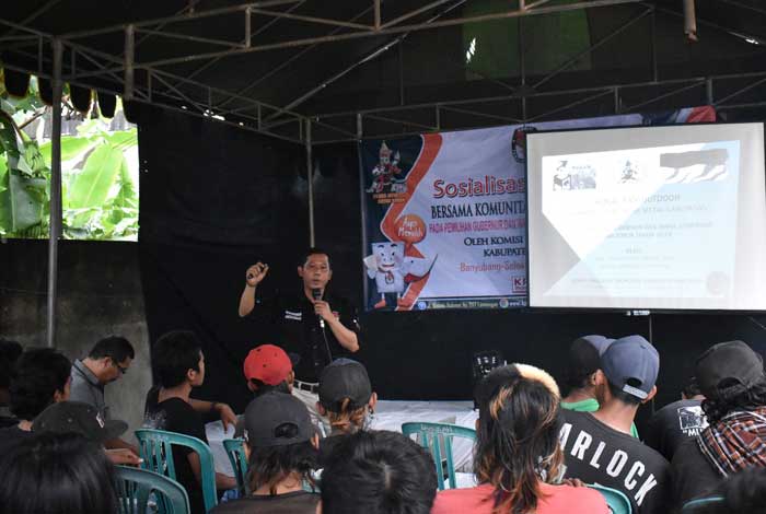 KPU saat sosialisasi Pilgub kepada Komunitas Punk dan Metal.