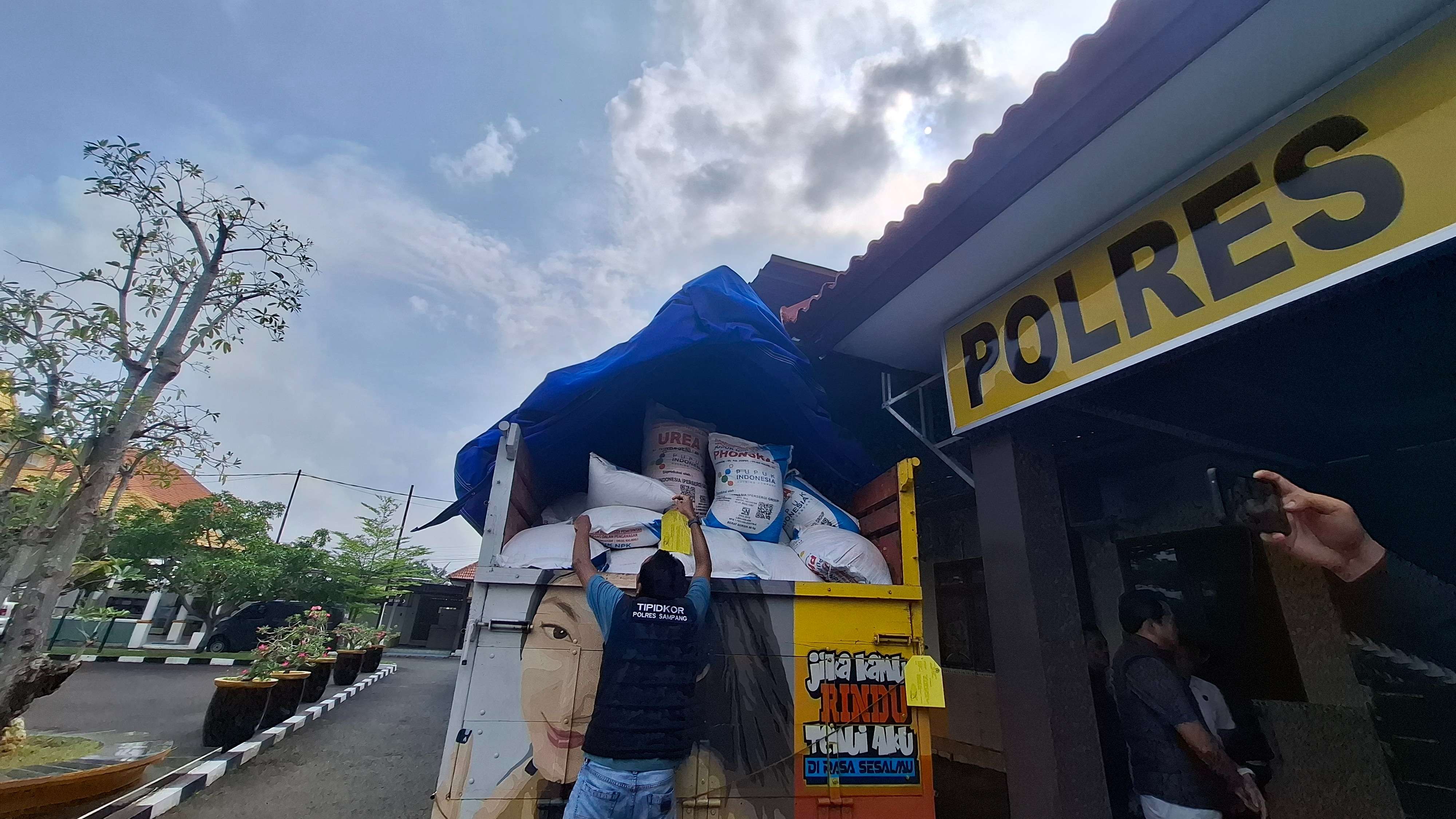 Truk yang mengangkut 9 ton pupuk subsidi yang berhasil diamankan Polres Sampang