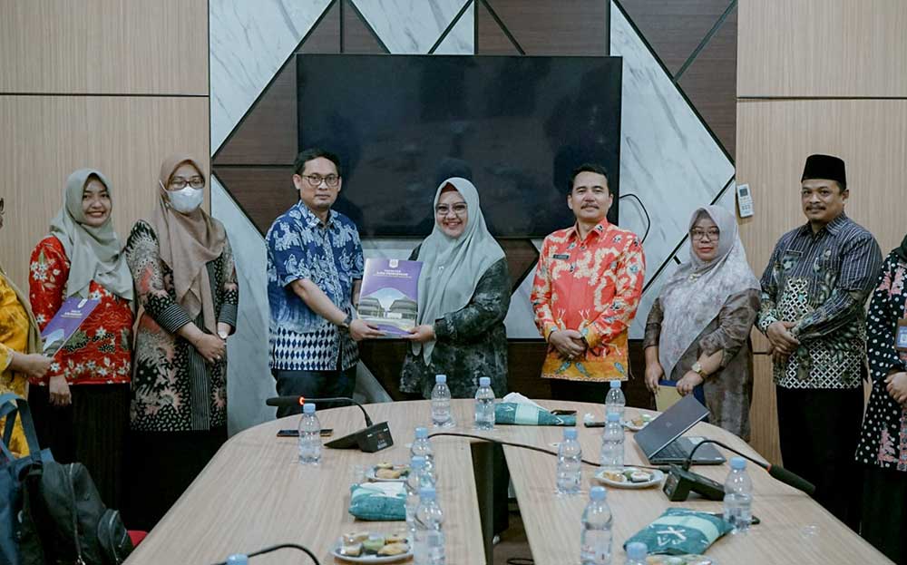 Plt. Bupati Gresi, Aminatun Habibah (tengah) menunjukkan MoA yang baru diteken Dispendik dengan Unesa. Foto: Ist.