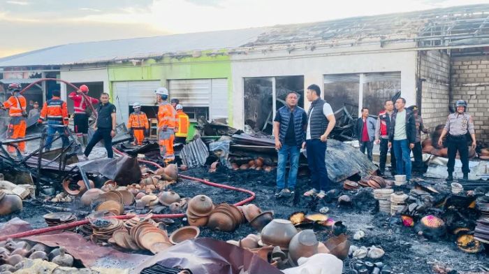 Bupati Tuban, Aditya Halindra Faridzky saat meninjau langsung TKP Pasar Baru usai kebakaran