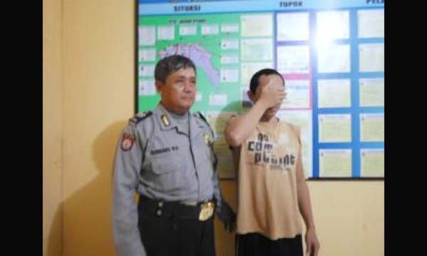Meski tertangkap polisi, Sutrisno sama sekali tidak merasa sedih saat difoto. 