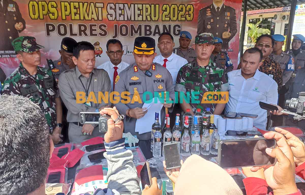 Kapolres Jombang, AKBP Moh Nur Hidayat, saat konferensi pers terkait Operasi Pekat 2023. Foto: AAN AMRULLOH/BANGSAONLINE
