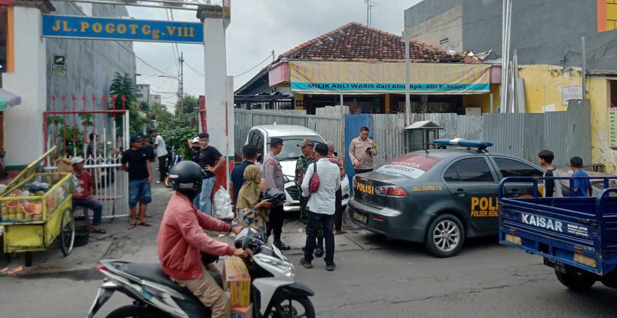 Eksekusi sengketa tanah yang berlangsung di Jalan Pogot, Surabaya.