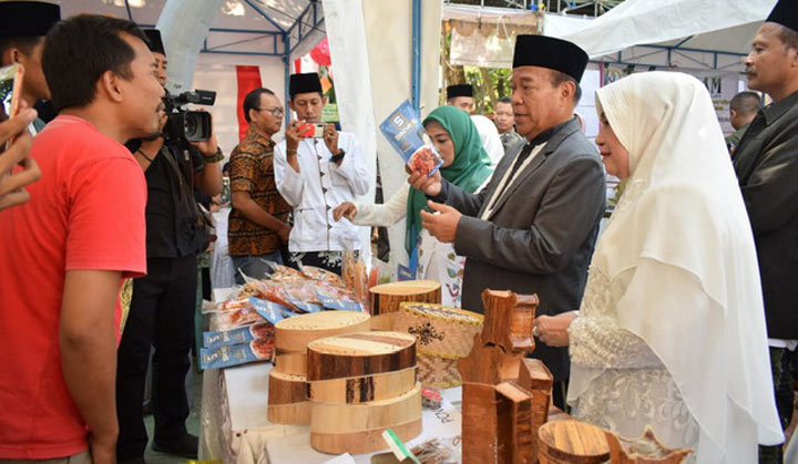 Bupati Fadeli dan Wakilnya Kartika Hidayati saat meninjau produk-produk usaha santri Lamongan.