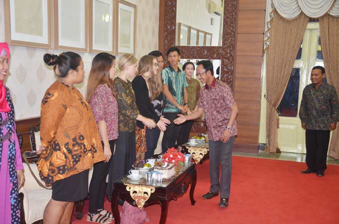 Bupati Pamekasan Drs Achmad Syafii MSi menyalami siswa negara lain yang belajar budaya di Pamekasan. foto: ERRI S/ BANGSAONLINE