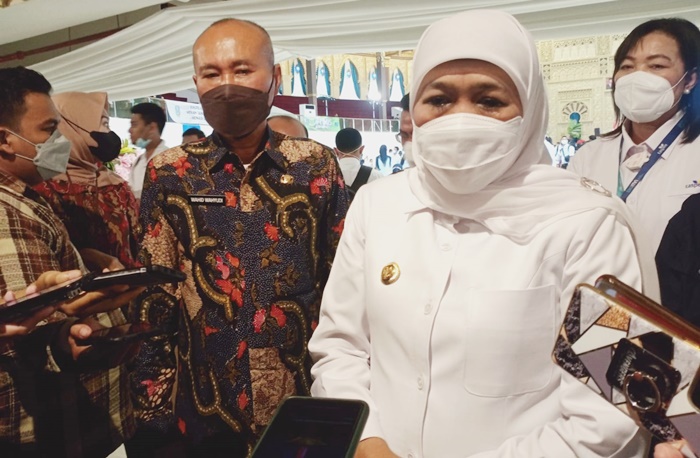 Gubernur Jatim Khofifah Indar Parawansa didampingi Pj Sekdaprov Jatim Wahid Wahyudi. foto: DEVI FITRI AFRIYANTI/BANGSAONLINE