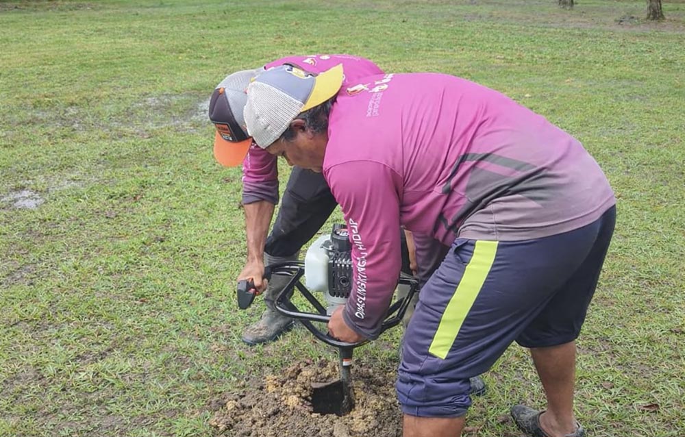 Pembuatan resapan biopori oleh DLH Kabupaten Bojonegoro.