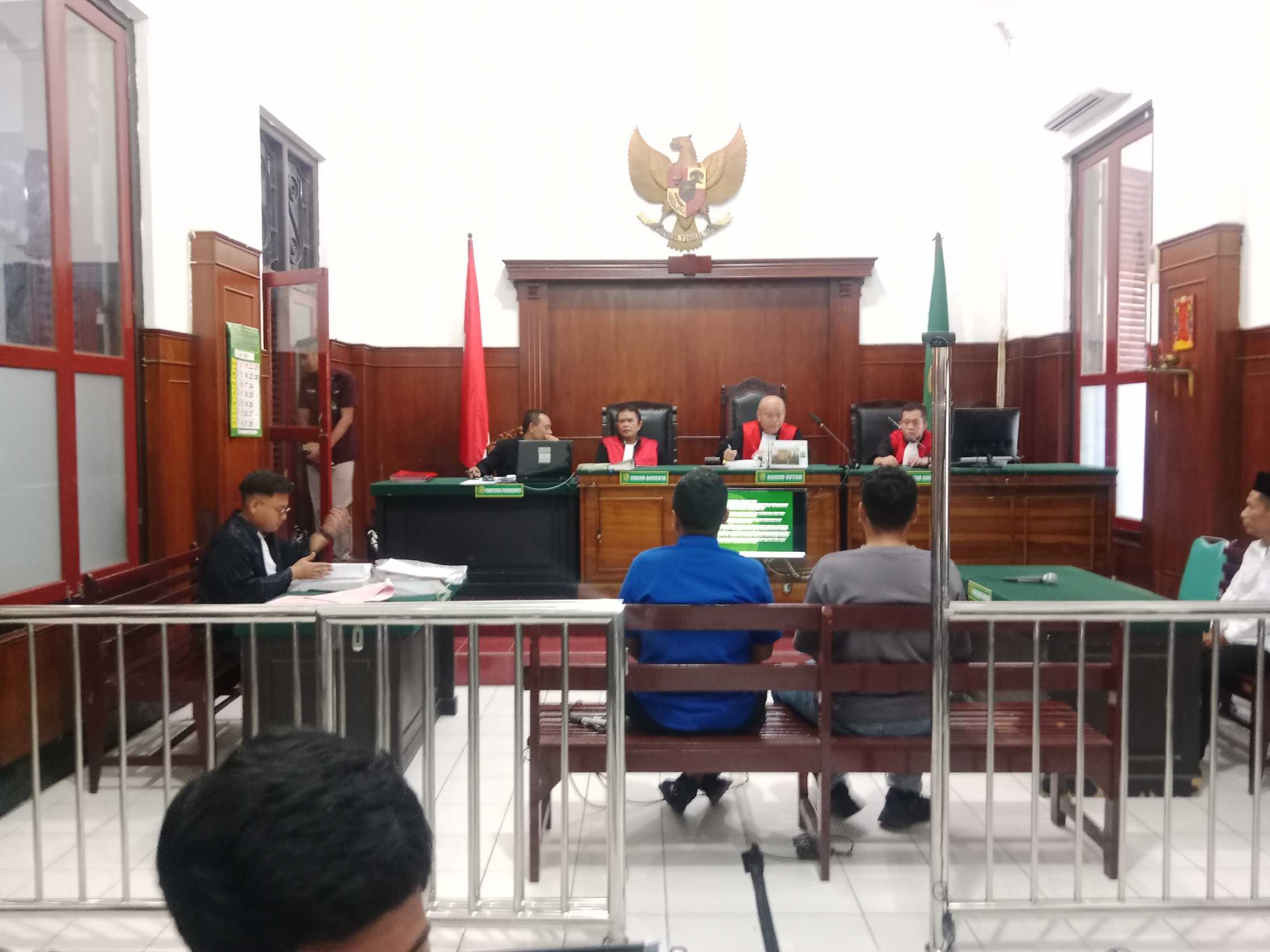 Suasana berlangsungnya sidang perkara pemalsuan Pupuk DL 100 PT Bintang Timur Pasifik di PN Surabaya