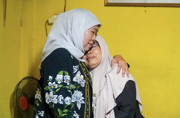 Gubernur Khofifah memeluk Ibu dari Imnesti, petugas PPS yang meninggal (dok. ist)