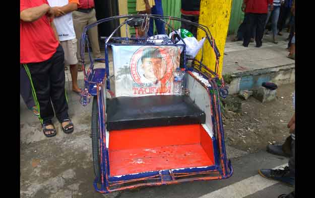 Tempat kejadian perkara dan becak korban yang berlumur darah.