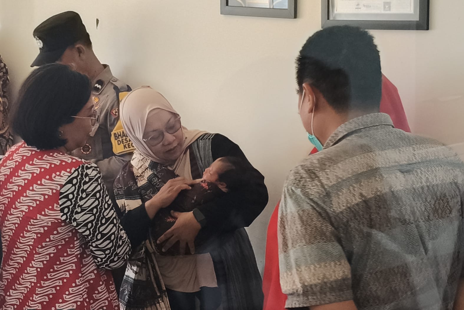  Bayi malang yang dibuang orang tuanya saat dalam gendongan petugas dari Dinsos Kabupaten Kediri. Foto: Muji Harjita/BANGSAONLINE