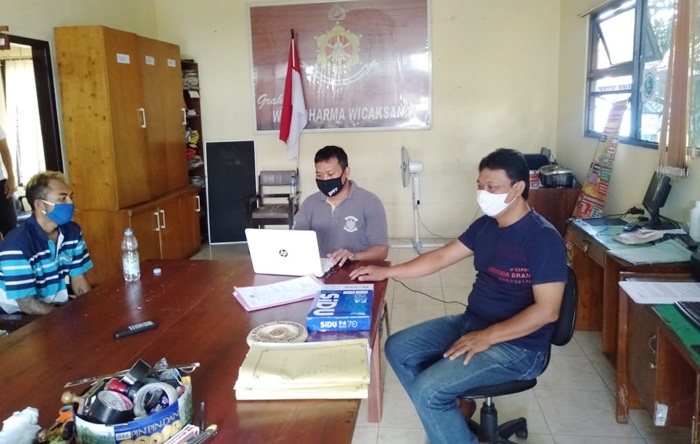 Yanto (kiri) saat menjalani pemeriksaan di Mapolres Kediri Kota. foto: ist