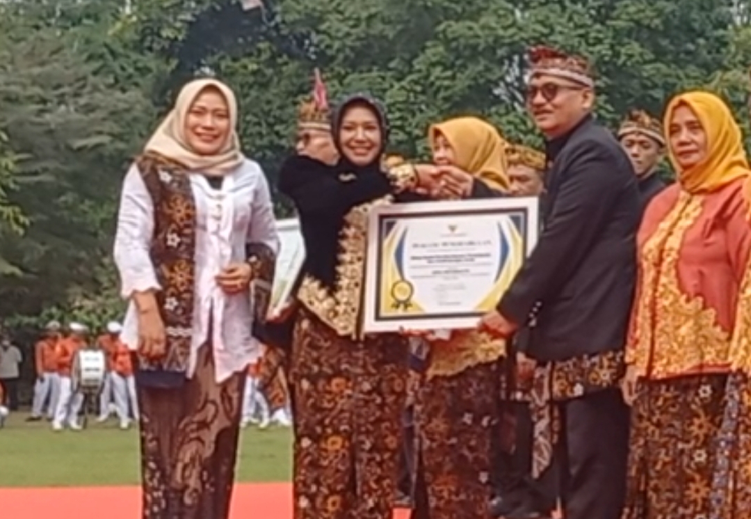 Wali Kota Mojokerto, Ning ita saat menyerahkan penghargaan ke perwakilan Dinsos P3A