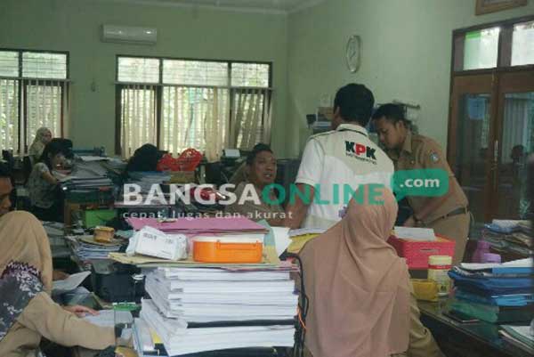 Penyidik KPK saat menggeledah sejumlah dinas teknis di Jombang. foto: RONY SUHARTOMO/ dok. BANGSAONLINE