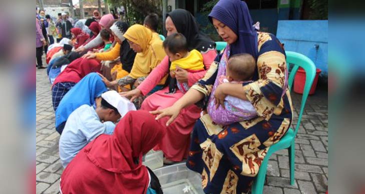 Para siswa membasuh kaki ayah atau ibu mereka yang turut hadir mendampingi anak di sekolah.
