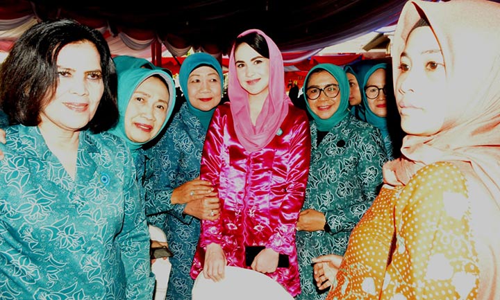 Ketua Tim Penggerak (TP) PKK Provinsi Jawa Timur Arumi Bachsin Emil Elestianto Dardak menghadiri puncak peringatan Hari Kesatuan Gerak (HKG) PKK ke-47 Tingkat Nasional Tahun 2019 di Lapangan Ruang Terbuka Hijau (RTH) Imam Bonjol, Kota Padang, Sumatera Barat, Kamis (25/7). foto: ist