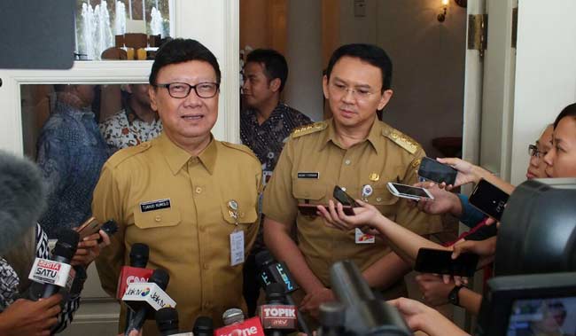 Mendagri Tjahjo Kumolo bersama Ahok di Balai Kota DKI Jakarta, foto : rakisa/ BANGSAONLINE
