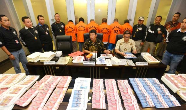 Kabareskrim Komjen Polisi Ari Dono (tengah) dan Direktur Tindak Pidana Ekonomi Khusus Bareskrim Brigjen Polisi Agung Setya (kanan) menunjukkan ribuan lembar uang palsu pecahan Rp 50.000 dan Rp 100.000 beserta alat cetak saat menggelar konferensi pers di Bareskrim Mabes Polri, Jakarta, Jumat (22/7). foto: merdeka.com