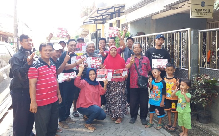 Caleg PDIP Wajib Bagi Brosur Gus Ipul-Puti di 500 Rumah Warga