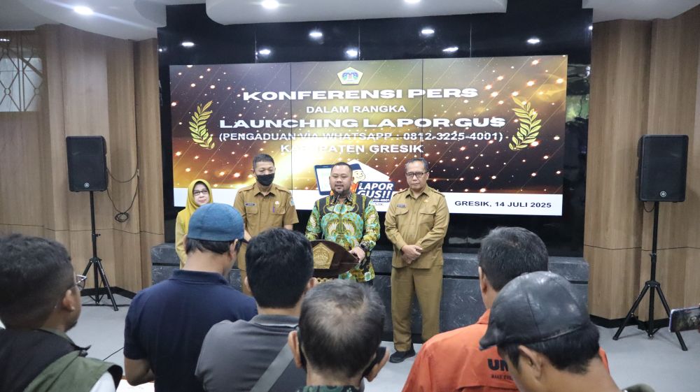  Bupati Gresik Fandi Akhmad Yani, didampingi Sekda Achmad Washil MT, dan Plt. Kepala Diskominfo Johar Gunawan saat luncurkan kanal pengaduan Lapor Gus via WA. Foto: Ist.