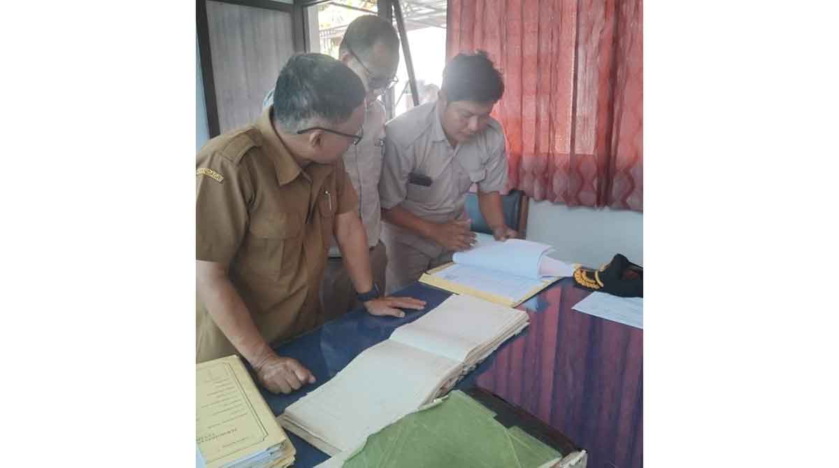 Petugas dari Kantah Kabupaten Pasuruan saat melakukan pemberkasan pendaftaran tanah wakaf dan rumah ibadah di Kelurahan Ledug.