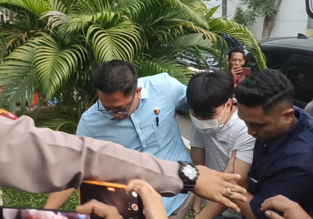 Ivan Sugianto saat digiring masuk ke Mapolrestabes Surabaya