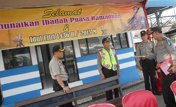 Kapolres cek pos pantau yang tersebar di sepanjang jalur mudik di Jombang. (foto: rony suhartomo/BANGSAONLINE)