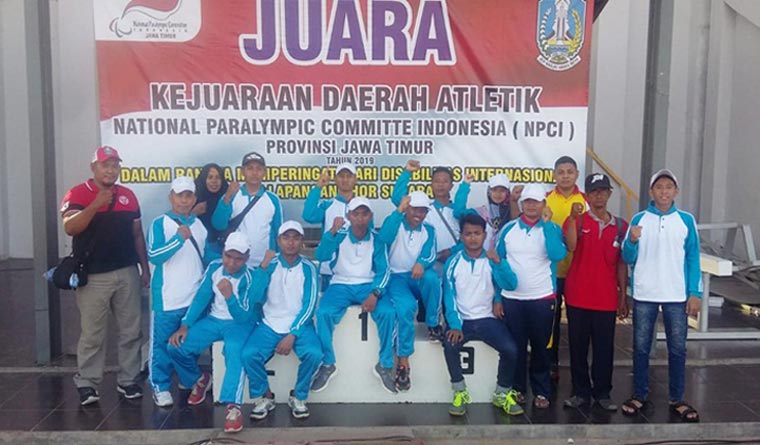 Para atlet disabilitas Pamekasan foto bersama usai penyerahan hadiah.