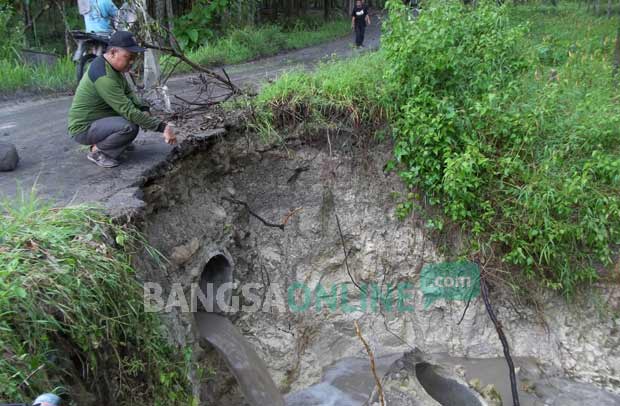 Kondisi jembatan yang terkikis sangat dikhawatirkan masyarakat desa Bajang jika sampai terputus. foto: BAMBANG DJ/ BANGSAONLINE
