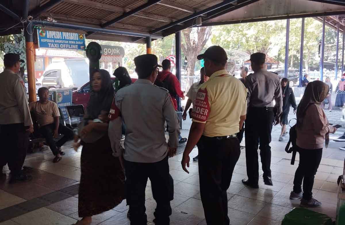 Petugas dari Polresta Sidoarjo saat melakukan pengamanan di Terminal Bungurasih.
