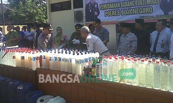 Ribuan liter minuman keras dimusnahkan Polres Bojonegoro. foto: eki nurhadi/ BANGSAONLINE