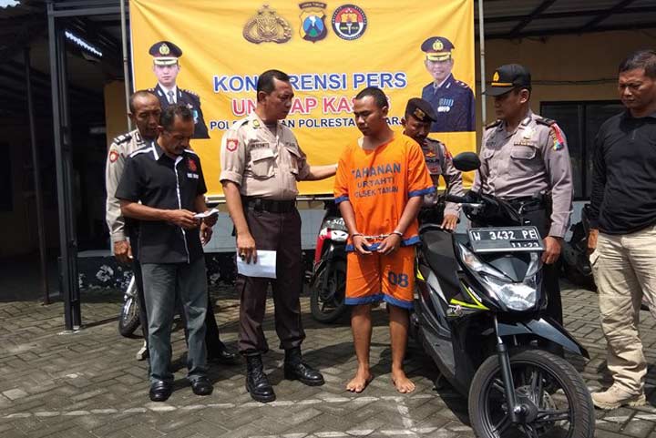 Pelaku pencurian saat dihadirkan dalam rilis Polsek Taman.