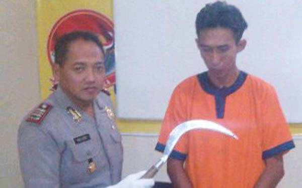 Kapolsek Manyar, AKP Mulyono bersama tersangka dan barang bukti sebuah celurit. (syuhud/BANGSAONLINE)