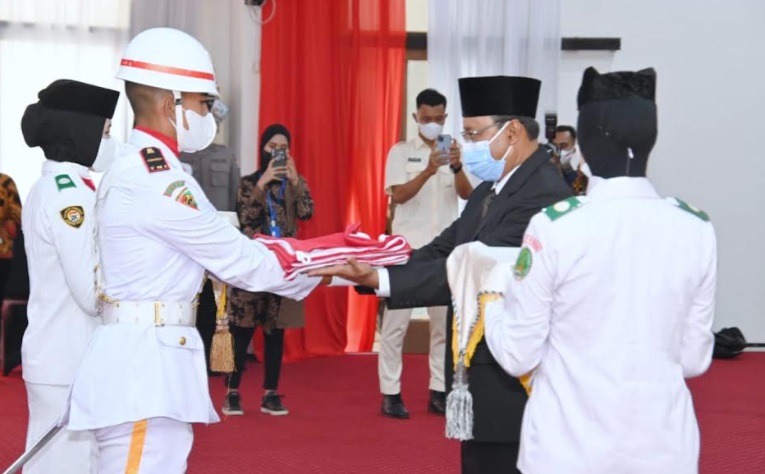 Wali Kota Pasuruan Saifullah Yusuf (Gus Ipul) mengukuhkan Paskibraka Kota Pasuruan tahun 2021 di Gedung Grahadika Kota Pasuruan, Kamis, (12/8/2021).