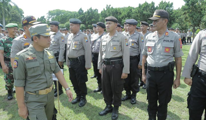 Bupati bersama Kapolres dan Dandim 0821 mengecek kesiapan personil pengamanan Pilkades di 158 Desa di Lumajang.
